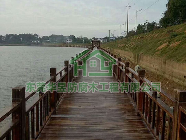 于防腐木棧道所具有的優(yōu)點你知道幾個？